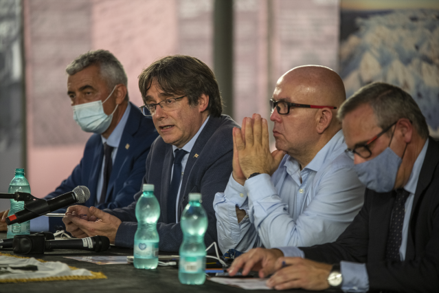 Archivo - El expresidente de la Generalitat Carles Puigdemont, su abogado, Gonzalo Boye, y el jefe de la Oficina de Carles Puigdemont, Josep Lluís Alay, en una rueda de prensa a 25 de septiembre de 2021, en L’Alguer, Cerdeña (Italia). El expresidente de l
