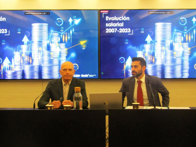 El profesor de Eada Jordi Assens y el director del Área de Estudios de Icsa, David Suarez, en la presentación del informe 'Evolución salarial 2007-2023'