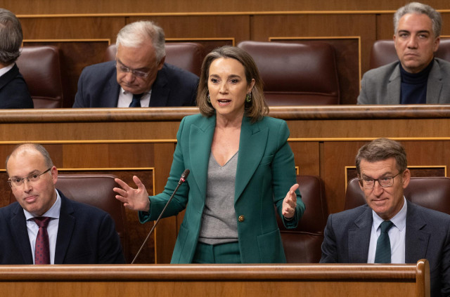 Archivo - La secretaria general del PP, Cuca Gamarra, que interviene y el presidente del PP, Alberto Núñez Feijóo (d), durante una sesión de control al Gobierno, en el Congreso de los Diputados, a 13 de diciembre de 2023, en Madrid (España). El Congreso c