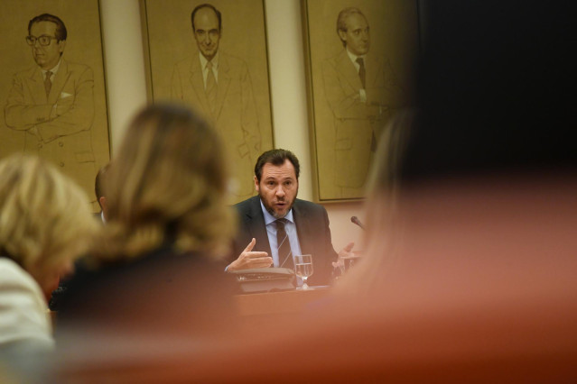 El ministro de Transportes y Movilidad Sostenible, Óscar Puente, comparece durante la Comisión de Transportes y Movilidad Sostenible, en el Congreso de los Diputados, a 24 de enero de 2024, en Madrid (España).