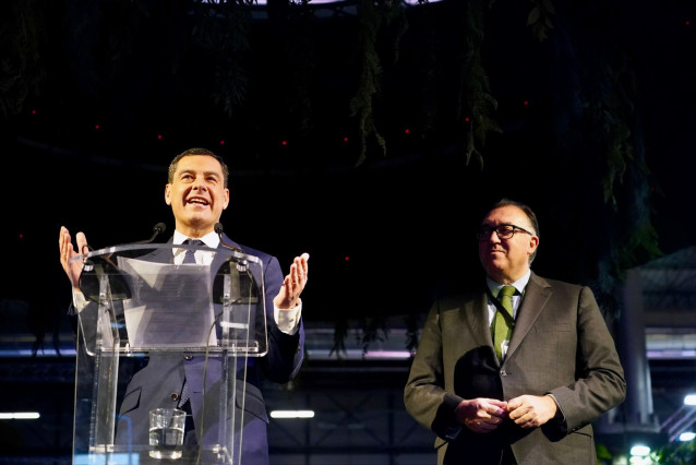 El presidente de la Junta de Andalucía, Juanma Moreno, este miércoles, durante la rueda de prensa en Fitur, en Madrid