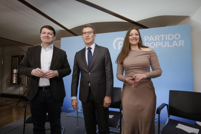 El presidente del Partido Popular, Alberto Núñez Feijóo, asiste a un coloquio junto al presidente del PP de Castilla y León y presidente de la Junta, Alfonso Fernández Mañueco, y la vicesecretaria de Educación del partido, Ester Muñoz,