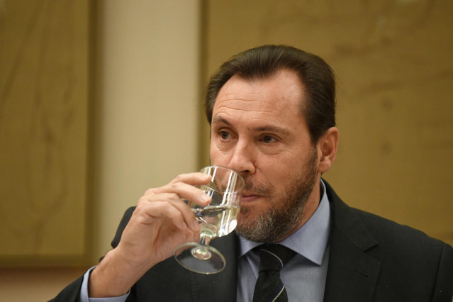 El ministro de Transportes y Movilidad Sostenible, Óscar Puente, durante la Comisión de Transportes y Movilidad Sostenible, en el Congreso de los Diputados, a 24 de enero de 2024, en Madrid (España).