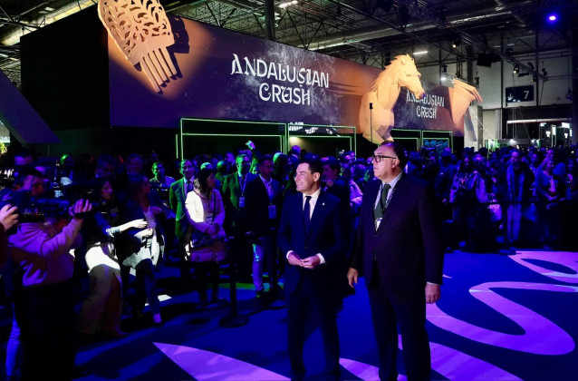 El presidente de la Junta de Andalucía, Juanma Moreno, y el consejero de Turismo, Arturo Bernal, este miércoles en la inauguración de Fitur.
