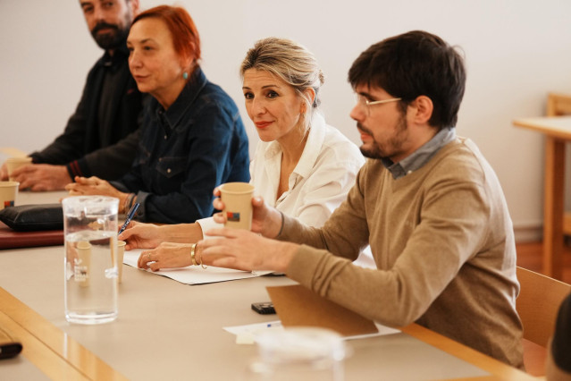 Archivo - El diputado de Sumar Lander Martínez y la vicepresidenta segunda del Gobierno y líder de Sumar, Yolanda Díaz, durante un acto de precampaña electoral, en la sala Elhyar, a 15 de diciembre de 2023, en Bilbao, Bizkaia