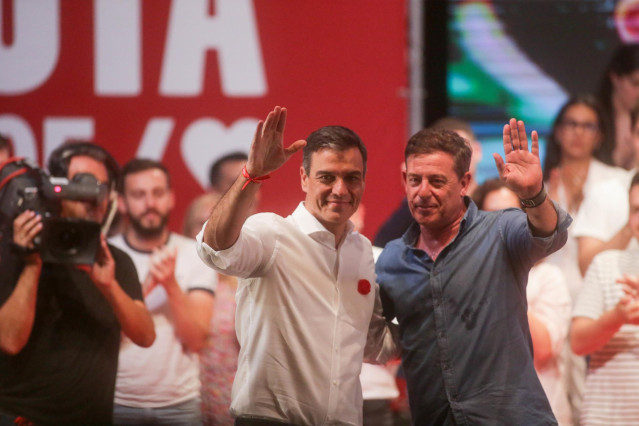 Archivo - El secretario general del PSOE y presidente del Gobierno y candidato a la reelección, Pedro Sánchez (i), y el exsecretario general del PSdeG, José Ramón Gómez (d), en un acto de campaña de cara al 23J, en el Auditorio Gustavo Freire, a 20 de jul