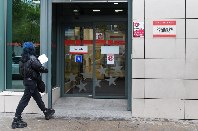 Archivo - Una persona entra en una oficina del paro de Méndez Álvaro, a 3 de noviembre de 2023, en Madrid (España). El paro registrado en las oficinas de los servicios públicos de empleo subió en 36.936 personas en octubre en relación al mes anterior (+1,