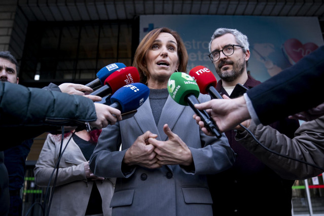 La ministra de Sanidad, Mónica García, ofrece unas declaraciones a la prensa, tras su visita a los aspirantes que se presentan al examen MIR, en el Ministerio de Sanidad, a 20 de enero de 2024, en Madrid (España).