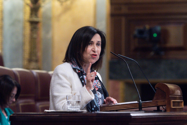 Archivo - La ministra de Defensa, Margarita Robles, interviene durante una sesión plenaria, en el Congreso de los Diputados.