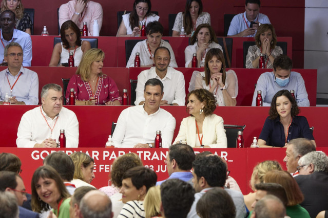 Archivo - El presidente del Gobierno, Pedro Sánchez; la ministra de Hacienda y Función Pública, María Jesús Montero; y la secretaría Ejecutiva de Educación y Universidades del PSOE, Mª Luz Martínez Seijo, durante un Comité Federal del PSOE julio de 2022.