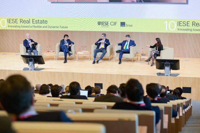 Mesa de análisis en las jornadas de IESE