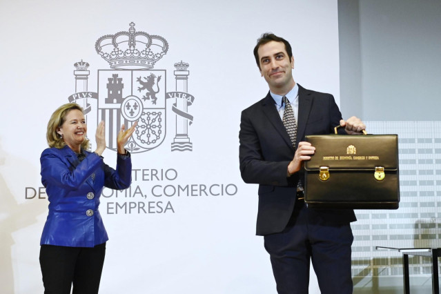 La exministra de Economía, Comercio y Empresa, Nadia Calviño, traspasa la cartera de Economía, Comercio y Empresa al nuevo ministro de Economía, Comercio y Empresa, Carlos Cuerpo, en el Ministerio de Economía, Comercio y Empresa, a 29 de diciembre de 2023