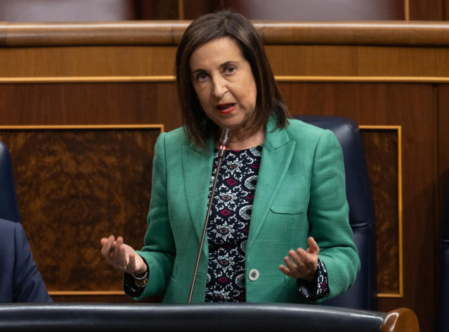 Archivo - La ministra de Defensa, Margarita Robles, interviene durante una sesión de control al Gobierno.