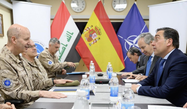 El ministro de Asuntos Exteriores, Unión Europea y Cooperación, José Manuel Albares, se reúne con el general José Antonio Agüero, comandante de la Misión de la OTAN en Irak