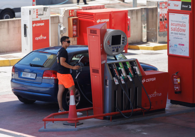 Archivo - Una persona reposta en una gasolinera, a 14 de julio de 2023, en Madrid (España). El viernes arranca con una nueva subida en el precio de la gasolina y el diésel tras una semana a la baja. El precio de la gasolina se ha encarecido un 0,12% y el