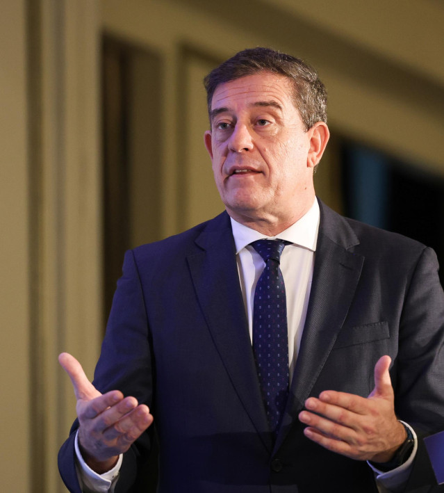 El candidato del PSdeG a la Presidencia de la Xunta de Galicia y diputado del PSOE, José Ramón Gómez Besteiro, interviene durante un desayuno informativo de Fórum Europa, en el Hotel Westin Palace, a 25 de enero de 2024, en Madrid (España).