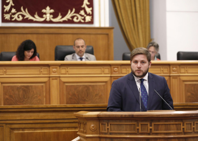 Archivo - El consejero de Fomento de C-LM, Nacho Hernando, en una foto de archivo en las Cortes regionales.