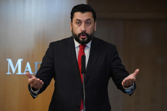 Archivo - El portavoz del Partido Popular en la Asamblea de Madrid, Carlos Díaz-Pache, ofrece declaraciones a los medios durante un pleno en la Asamblea de Madrid, a 22 de diciembre de 2023, en Madrid (España).