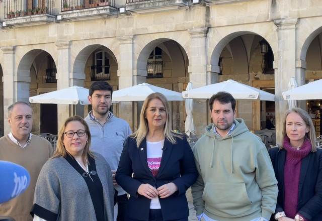Domaica (en el centro) se ha mostrado muy crítica con la alcaldesa y su política de acuerdos