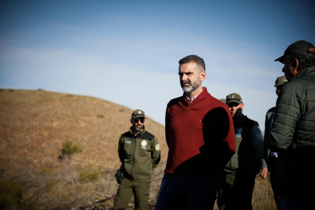 El consejero de Sostenibilidad, Medio Ambiente y Economía Azul, Ramón Fernández-Pacheco (i) durante la visita a la zona donde se han realizado trabajos de restauración forestal tras el incendio en la Sierra de Gádor.
