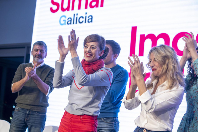 La candidata de Sumar Galicia, Marta Lois (i) y la vicepresidenta Segunda y Ministra de Trabajo y Economía Social, Yolanda Díaz (d), saludan durante la puesta de largo de la candidata de Sumar Galicia, Marta Lois, en el Auditorio Mar de Vigo, a 12 de ener