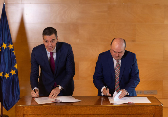 Archivo - El presidente del Gobierno en funciones y candidato a la reelección, Pedro Sánchez (i), y el presidente del EBB del PNV, Andoni Ortuzar (d), firman un acuerdo para la investidura, en el Congreso de los Diputados, a 10 de noviembre de 2023, en Ma