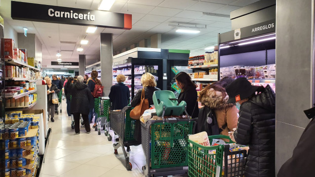 Archivo - Familias haciendo la compra