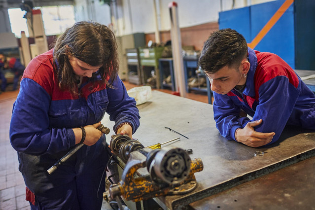 Archivo - Jóvenes trabajando en un taller