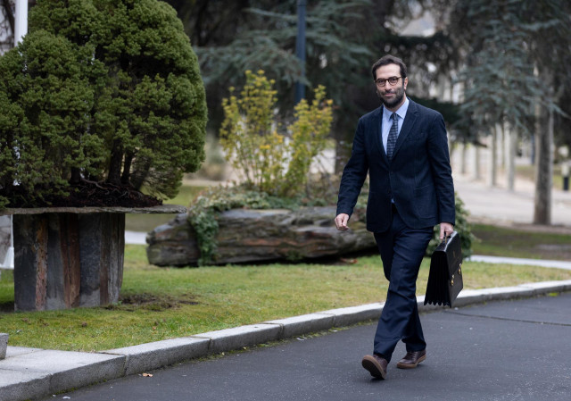 El ministro de Economía, Comercio y Empresa, Carlos Cuerpo, llega al primer Consejo de Ministros de 2024 con su nueva cartera, a 9 de enero de 2024, en Madrid (España). Este es el primer Consejo de Ministros en el que participa el nuevo ministro de Econom