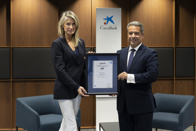 El director de la Región Mediterránea de Aenor, Ángel Luis Sánchez, y la directora de Cultura y Selección de CaixaBank, Anna Quirós.