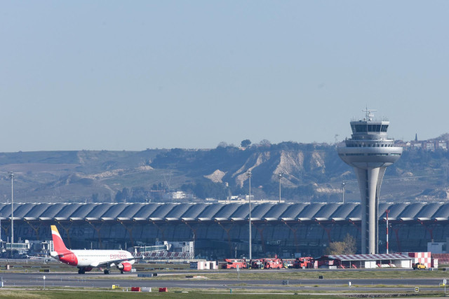 Un avión aparcado en la pista durante el último día de la huelga del servicio de handling de Iberia, en el aeropuerto Adolfo Suárez Madrid-Barajas, a 8 de enero de 2024, en Madrid (España). Iberia ha cifrado el seguimiento de la huelga del handling entre