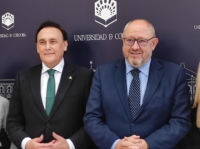 El consejero de Universidad, Investigación e Innovación de la Junta de Andalucía, José Carlos Gómez Villamandos, con el rector de la UCO, Manuel Torralbo.