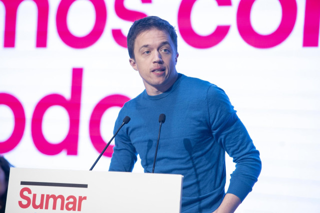 El líder de Más País, Iñigo Errejón, interviene durante la puesta de largo de la candidata de Sumar Galicia, Marta Lois, en el Auditorio Mar de Vigo, a 12 de enero de 2024, en Vigo, Pontevedra, Galicia (España).