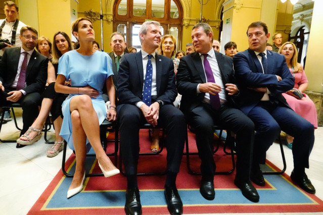 Archivo - (I-D) La presidenta de Navarra, María Chivite; el presidente de la Xunta de Galicia, Alfonso Rueda; el jefe del Ejecutivo de Castilla-La Mancha, Emiliano García-Page, y el presidente de la Junta de Castilla y León, Alfonso Fernández Mañueco, dur