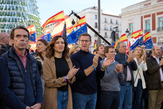 Archivo - El expresidente del Gobierno José María Aznar; la presidenta de la Comunidad de Madrid, Isabel Díaz Ayuso; el presidente del PP, Alberto Núñez Feijóo; y el alcalde de Madrid, José Luis Martínez-Almeida; durante una manifestación contra la amnist
