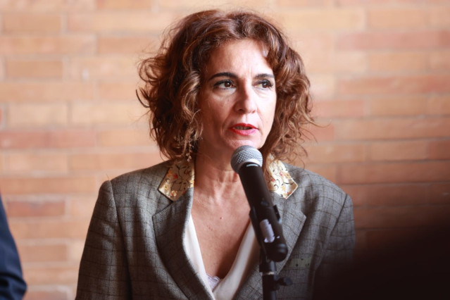 La vicepresidenta primera y ministra de Hacienda, María Jesús Montero, este viernes en declaraciones a los medios en Sevilla.