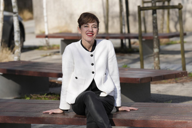 La candidata de Sumar Galicia a la Xunta de Galicia, Marta Lois, para tras una entrevista con Europa Press, a 25 de enero de 2024, en Santiago de Compostela, A Corula (Galicia). Lois es presidenta de Movimiento Sumar, diputada en las Cortes Generales y po