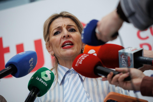 La vicepresidenta segunda, Yolanda Díaz, atiende a medios durante la tercera jornada de la 44ª edición de la Feria Internacional de Turismo, Fitur 2024, en IFEMA Madrid, a 26 de Enero de 2024, en Madrid (España).