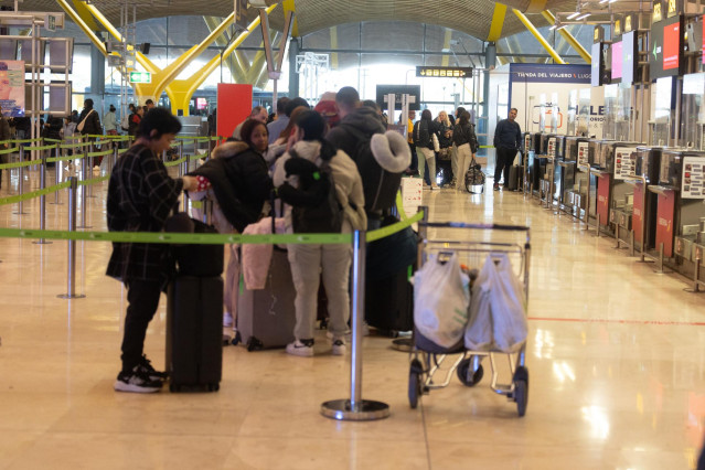 Varias personas en el aeropuerto Adolfo Suárez Madrid-Barajas a 5 de enero de 2024, en Madrid (España).