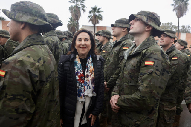 La ministra de Defensa, Margarita Robles, conversa con personal de tropa, a 19 de enero de 2024, en Cádiz, Andalucía (España). La ministra de Defensa, Margarita Robles, visita el Centro de Formación de Tropa número dos y el Regimiento de Artillería de Cos