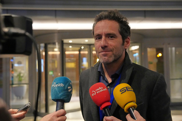 Archivo - El  portavoz nacional del PP, Borja Sémper, atiende a los medios de comunicación antes de participar en la mesa redonda 'Una generación de vanguardia' de la II Escuela Gregorio Ordóñez, en el Hotel Costa Vasca de San Sebastián.