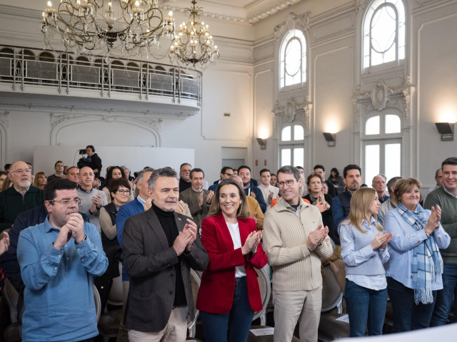 Archivo - El alcalde de Logroño, Conrado Escobar (2i), la secretaria general del PP, Cuca Gamarra (3i), y el presidente de La Rioja, Gonzalo Capellán (c), durante un acto del Partido Popular de La Rioja, en el Círculo Logroñés