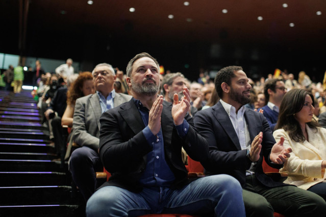 (I-D) El líder de Vox, Santiago Abascal, el secretario general de Vox, Ignacio Garriga, y la portavoz de Vox en el Congreso, Pepa Millán, durante el acto de reelección del líder de Vox tras la Asamblea General Extraordinaria de Vox, en el Madrid Marriott