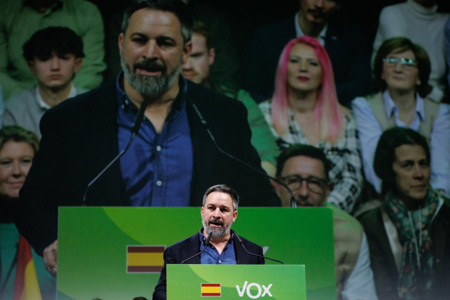 El líder de Vox, Santiago Abascal, interviene durante el acto de reelección del líder de Vox tras la Asamblea General Extraordinaria de Vox, en el Madrid Marriott Auditorium Hotel & Conference Center, a 27 de enero de 2024, en Madrid (España). Vox ha cump