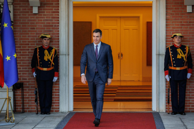 El presidente del Gobierno, Pedro Sánchez, antes de recibir al primer ministro de la República de Albania, Edi Rama, en el Palacio de la Moncloa de Madrid, a 23 de enero de 2024, en Madrid (España).