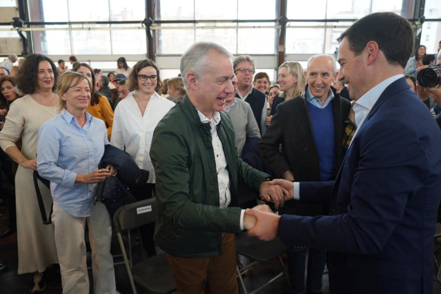 Saludo entre el Lehendakari, Iñigo Urkullu, y el candidato del PNV a Lehendakari, Imanol Pradales en Landako Gunea en Durango (Bizkaia)