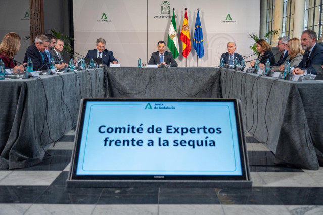 El presidente de la Junta de Andalucía, Juanma Moreno, durante la reunión del Comité de Expertos contra la sequía, celebrado el 18 de enero, donde anunció el contenido del cuarto decreto contra la sequía, que aprueba este lunes el Consejo de Gobierno.