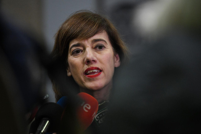 La candidata de Sumar Galicia a la Presidencia de la Xunta, Marta Lois, atiende a los medios de comunicación, en el Congreso de los Diputados, a 17 de enero de 2024, en Madrid.