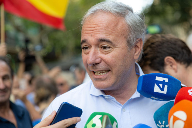 Archivo - El presidente del Gobierno de Aragón y presidente del PP de Aragón, Jorge Azcón, atiende a los medios de comunicación antes de la manifestación de SCC.