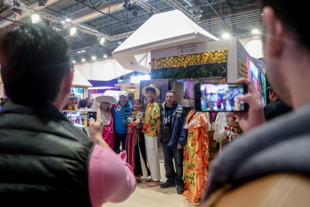 Varias personas durante la 44ª edición de la Feria Internacional de Turismo, Fitur 2024, en IFEMA Madrid, a 27 de enero de 2024, en Madrid (España).